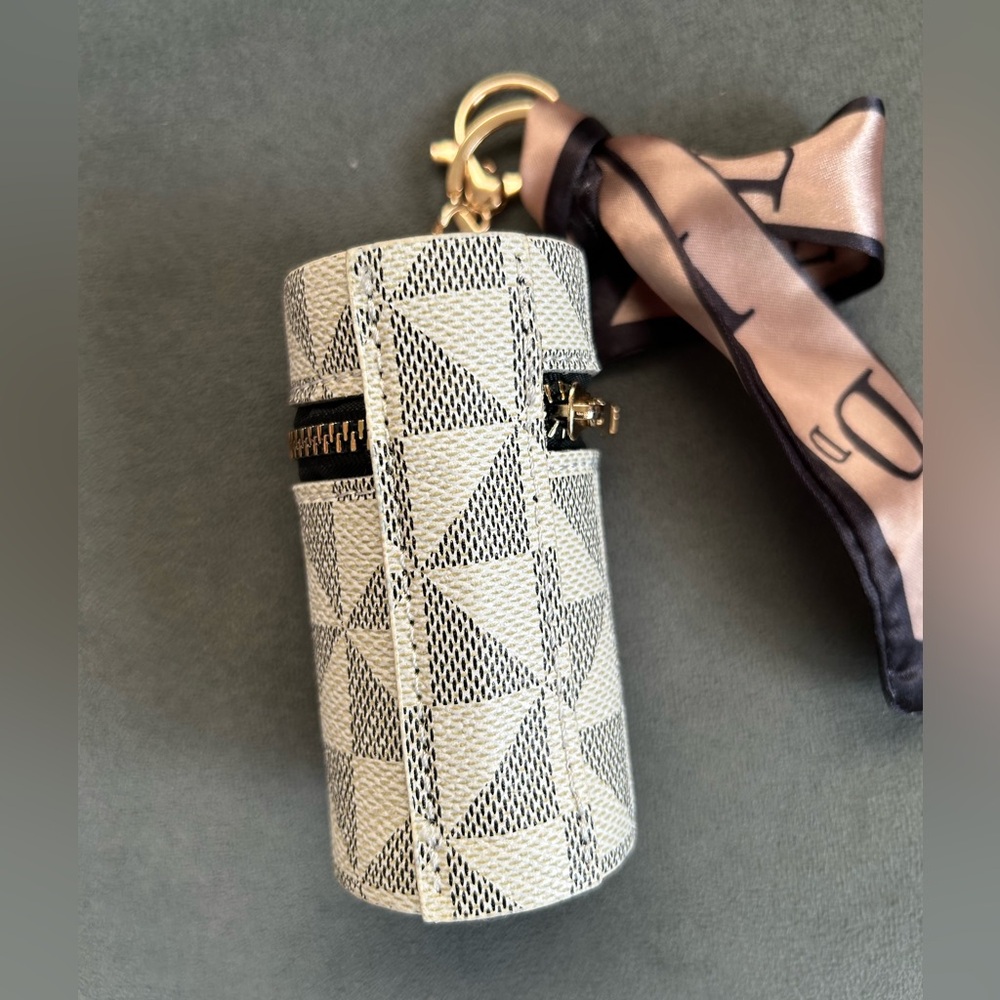 Fashion Accessory Geometric Patterned Keychain/fob holder - Picture 3 of 3